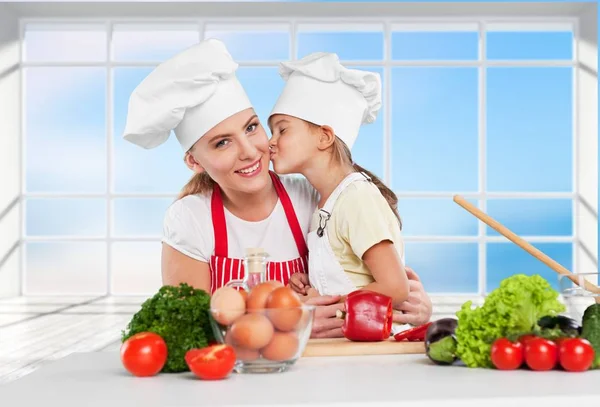 Meisje en haar moeder samen koken — Stockfoto