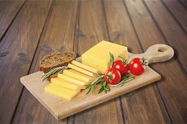 Käse mit Tomaten an Bord — Stockfoto