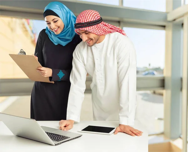 Potret pasangan arab dengan laptop — Stok Foto