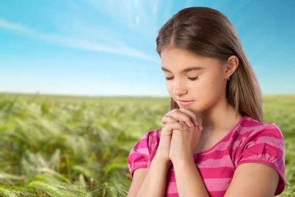 Söpö tyttö rukoilla — kuvapankkivalokuva