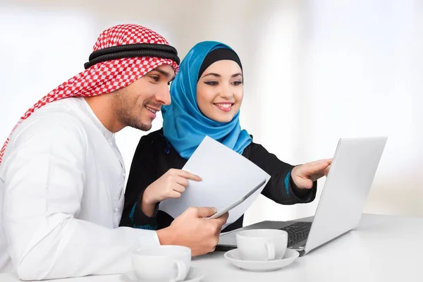 Retrato de árabe casal com laptop — Fotografia de Stock
