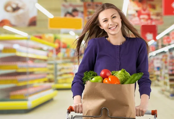 Mujer empujando carrito de compras —  Fotos de Stock