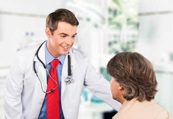 Médico masculino com paciente — Fotografia de Stock