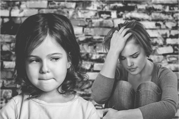 Triste menina e mulher — Fotografia de Stock