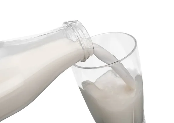 Milch in Glas gießen — Stockfoto