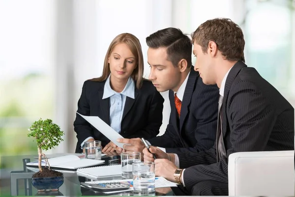 Gente de negocios haciendo informe —  Fotos de Stock