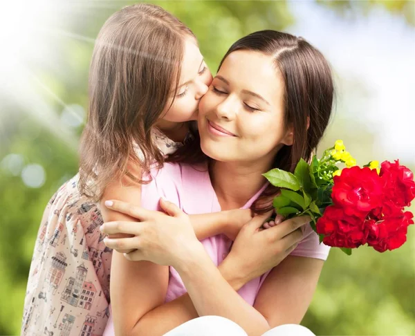 花を持つ母と娘 — ストック写真