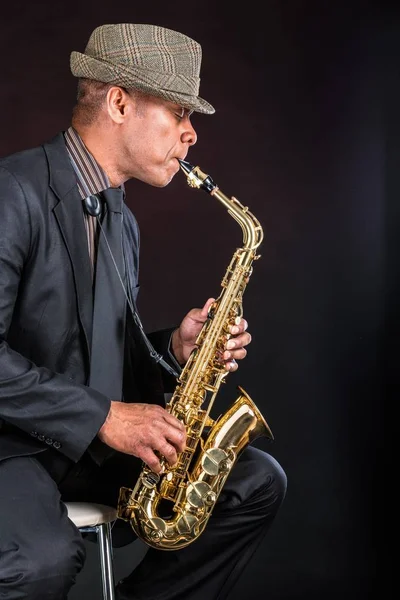 Mann spielt auf Saxofon Stockfoto