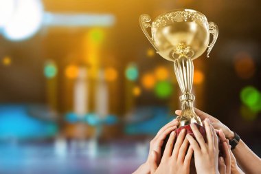 Altın Kupa tutan eller