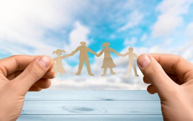 Kağıt aile tutan eller