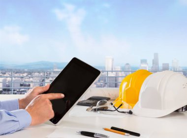 Dijital tablet kullanarak iş adamı 