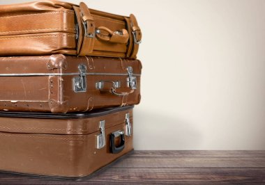 Bir yığın eski bavul.