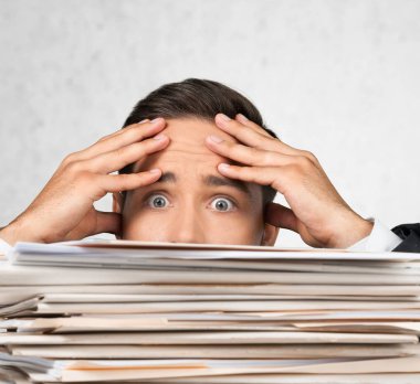 Kağıtları yığını ile iş adamı 