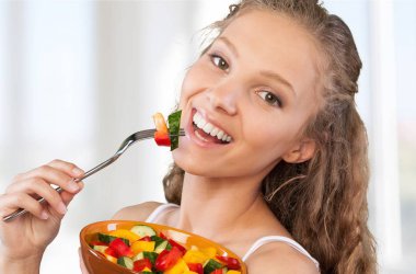 kadın holding salata ve gülümseyen