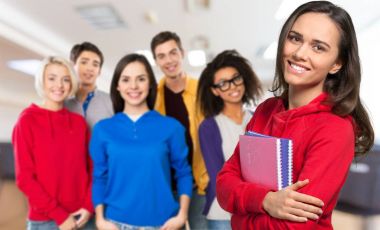 Kitaplar ile öğrenci grubu