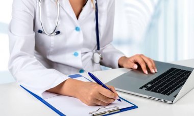 dizüstü bilgisayar kullanan doktor