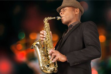 Saksafonla oynayan adam