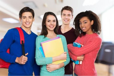 Grup gülümseyen genç öğrenci