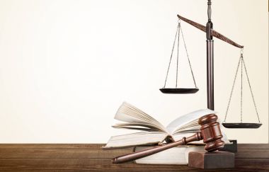 Adalet ölçekler ve kitaplar ve tokmak