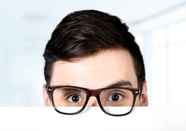 gözlük takan işadamı