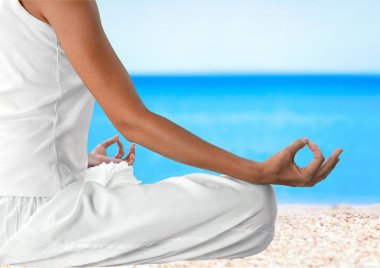 Yoga yaparken genç güzel kadın