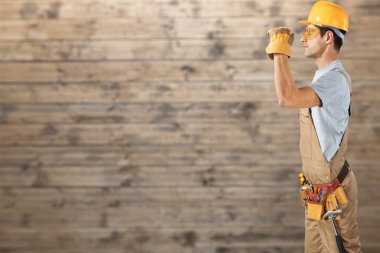 çalışma üniformalı yakışıklı erkeklere