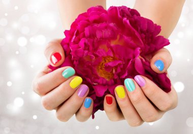 Kadın el ile parlak manikür