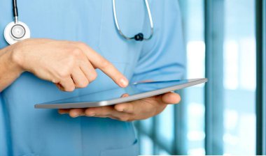 tablet pc ile çalışan doktor