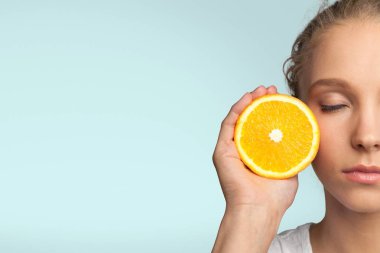 güzel kız holding turuncu