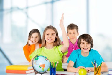 Okullu çocuklar sınıfta.