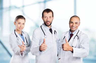 Doktorlar ekibi başparmak yukarıya ile