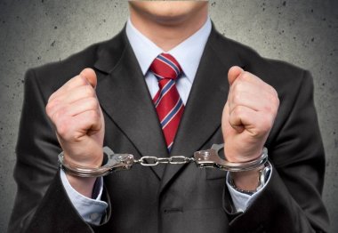 genç adam kelepçeli 