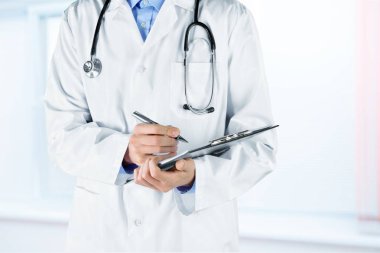 tablet pc ile çalışan doktor