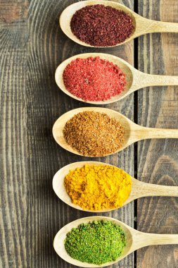 çeşitli renkli baharat