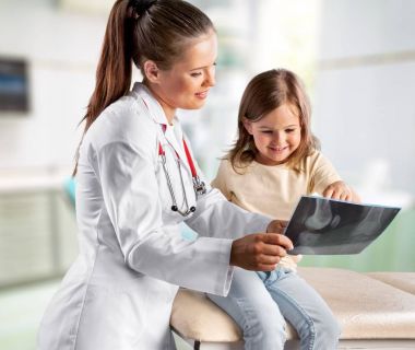 küçük kız ile genç bir doktor 