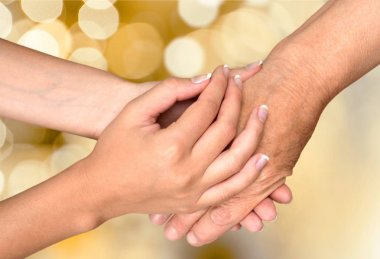 yaşlı ve genç eller