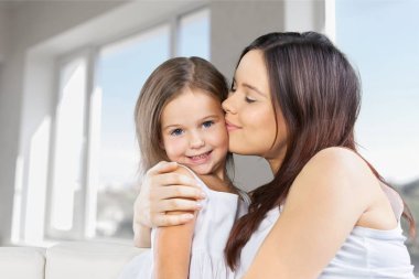 Anne ve Kız Sarılıyor 