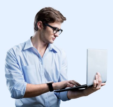 Dizüstü bilgisayar kullanan iş adamı 