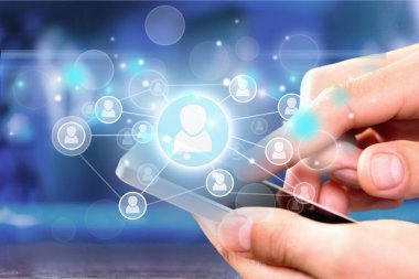 Telefon kullanarak iş adamı