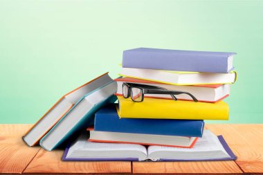 yığın kitap gözlüklü 