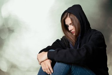 genç bir kadın ağlıyor 