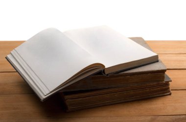 Tablo arka plan üzerinde izole kitap yığını 