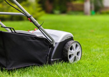 Bir çim üzerinde çim biçme makinesi 