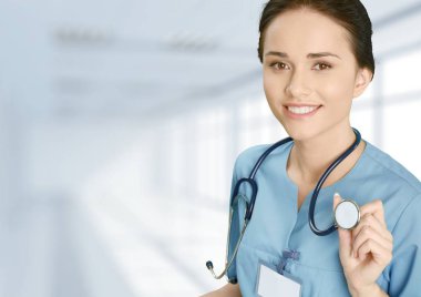 Steteskoplu kadın doktor. 