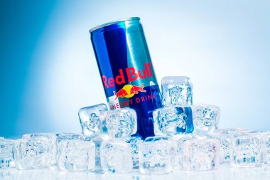 bir kutu red bull enerji içeceği