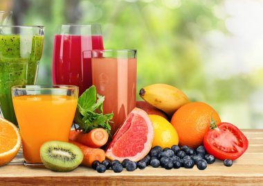 taze meyve suyu bir bardak 