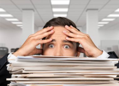 işadamı kağıtları yığını yakınındaki