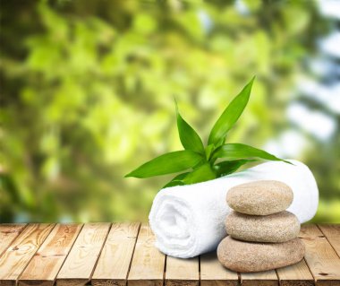 Havlu ve taş yığını