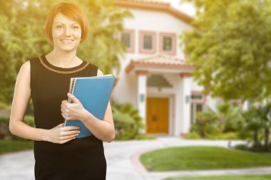 sevimli kadın defter ile