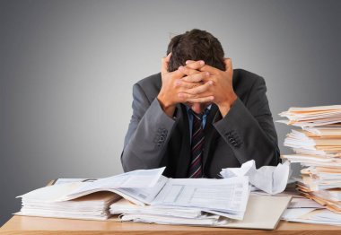 işadamı kağıtları yığını yakınındaki